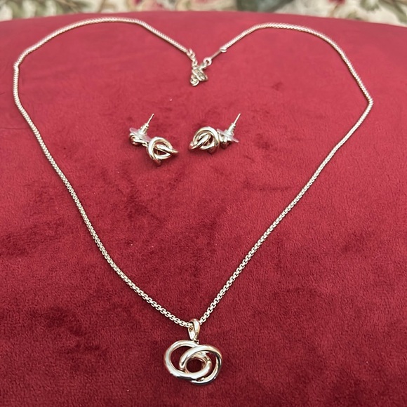 Beautiful Kendra Scott necklace with earrings. - Picture 1 of 5
